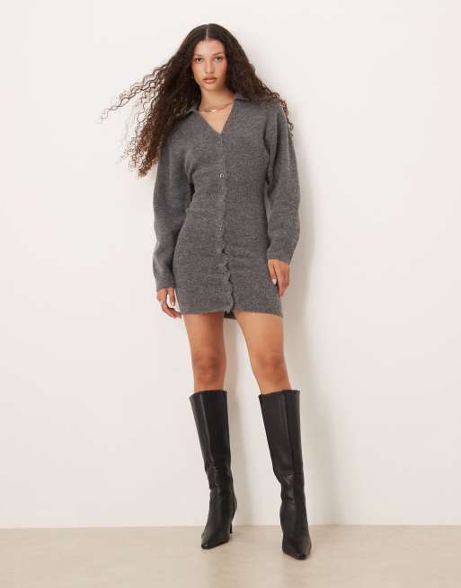 Gina Tricot – Zapinana na guziki dzianinowa sukienka maxi z dekoltem w kształcie litery V i długimi rękawami z mieszanki wełny w szarym melanżowym kolorze