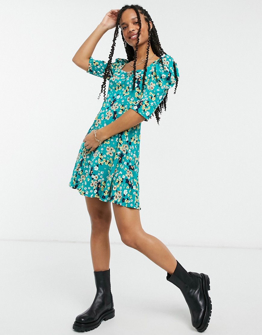 Girl In Mind – Skater-Kleid mit eckigem Ausschnitt und Puffärmeln in grünem Blumenmuster-Mehrfarbig