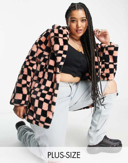 Girlfriend Material Curve – Kurzmantel in Pfirsich und Schwarz mit welligem Schachbrettmuster