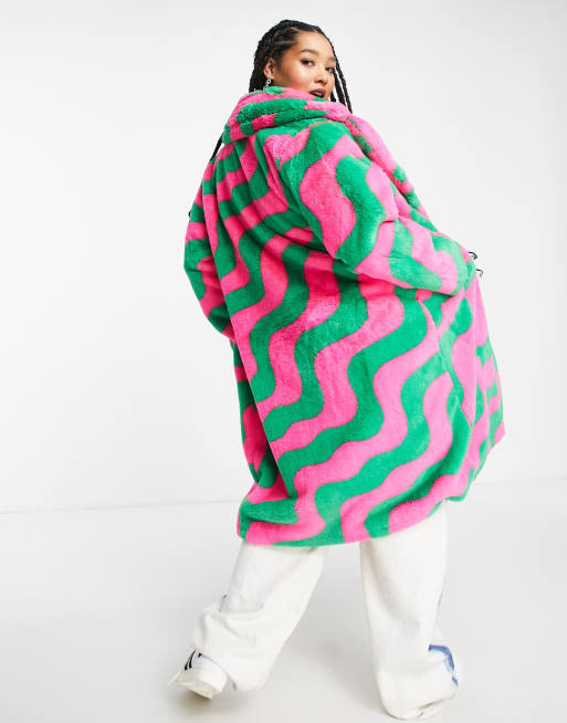 Girlfriend Material Curve - Longline-frakke i imiteret pels med pink og grønt bølget print, 2 af 4