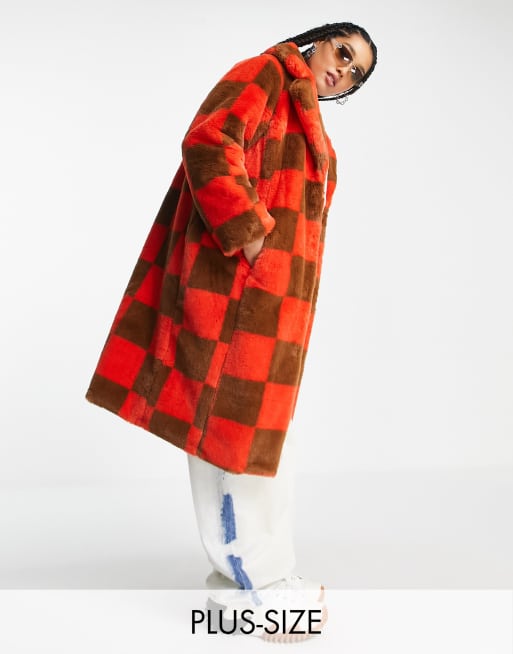 Girlfriend Material Curve - Manteau long en fausse fourrure à motif damier - Mandarine et fauve