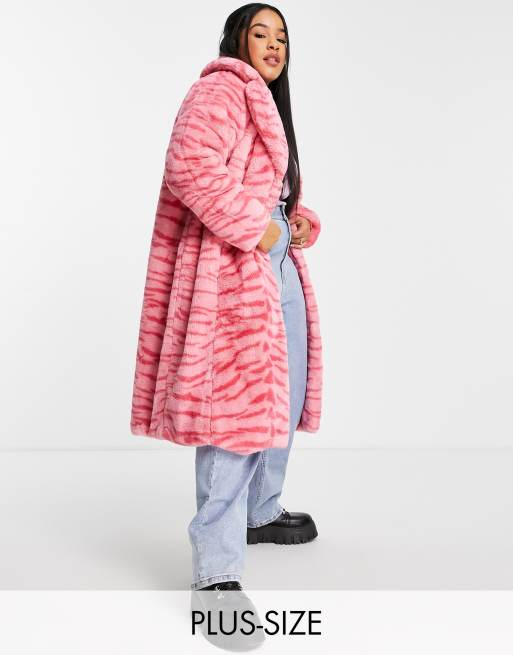 Girlfriend Material Curve – Rosa, tigermönstrad maxikappa i fuskpäls