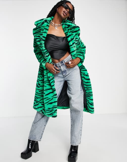 Girlfriend Material – Longline-Mantel aus Kunstpelz in Jadegrün mit Tigermuster