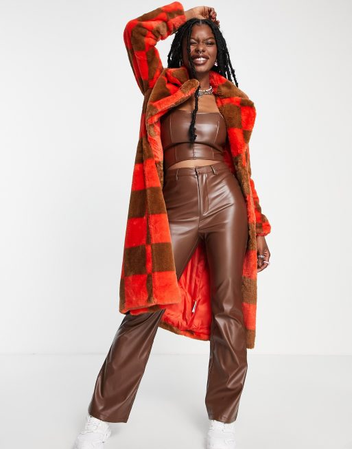 Girlfriend Material – Longline-Mantel aus Kunstpelz in Tangerine und Braun mit Schachbrettmuster