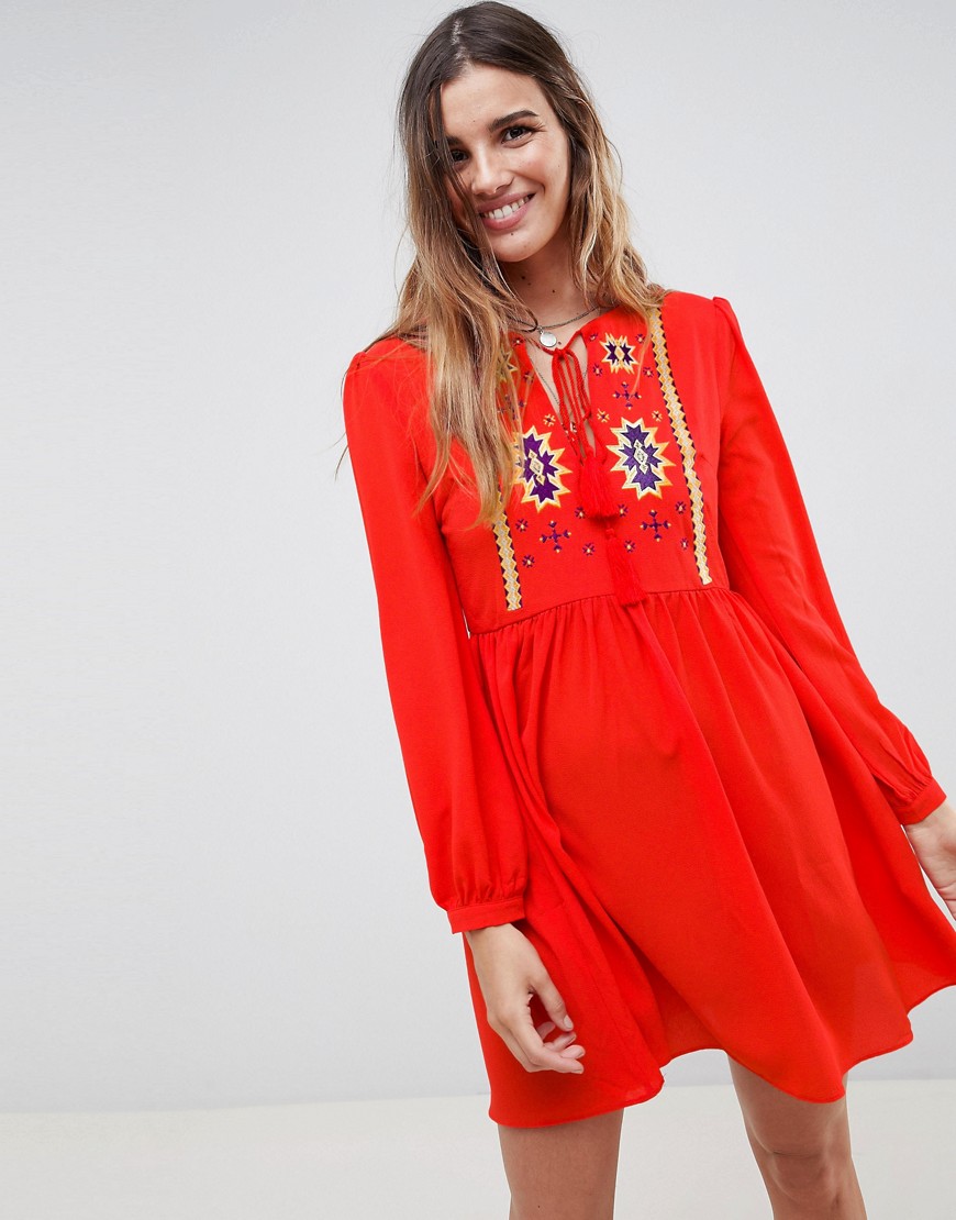 Glamorous - Aangerimpelde jurk met kwastkoordjes en borduursel-Rood