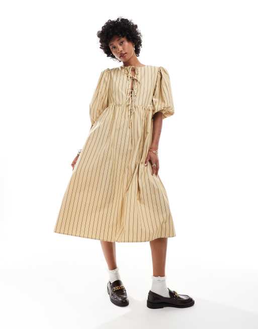 Glamorous - Aangerimpelde midi-jurk met gestrikte voorkant in beige met bruine strepen