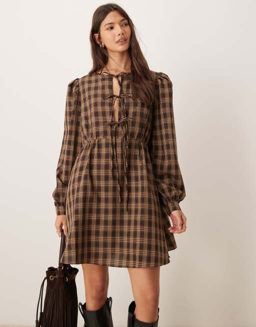 Glamorous - Aangerimpelde mini-jurk met lange mouwen en bandjes aan de voorkant in rozebruine ruit