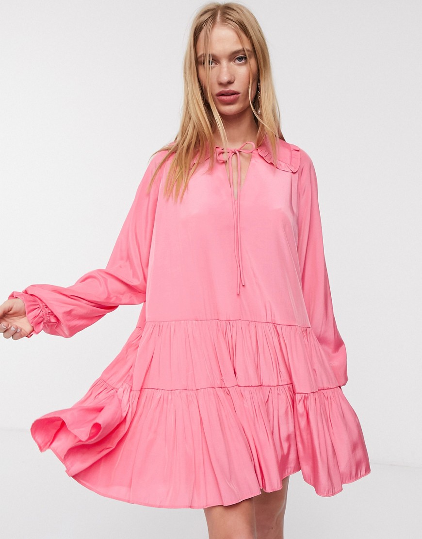 Glamorous - Aangerimpelde mini-jurk met ruches aan de kraag en gelaagde rok-Roze