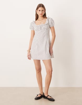 Glamorous - Babydoll-Minikleid mit Schnürung am Ausschnitt und Punktemuster-Bunt