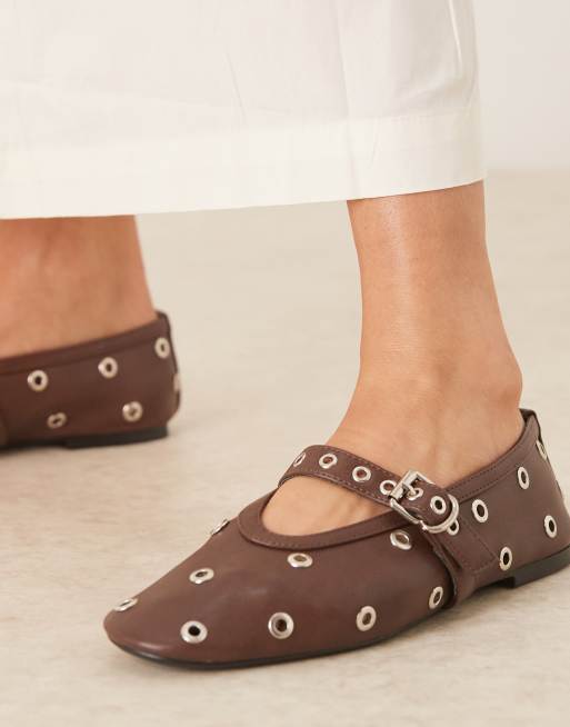 Glamorous ballet flats with buckle straps and grommets in brown
