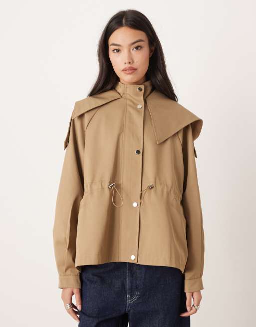 Glamorous – Beige, kort trenchcoat med huva och dragskor i sidan, 2 av 4