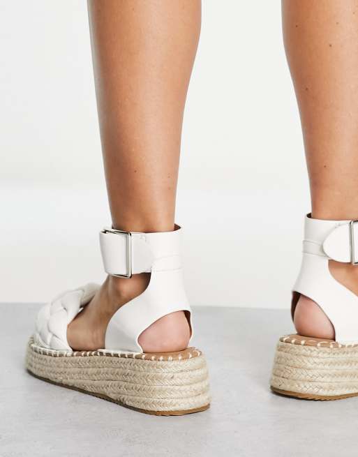 Glamorous – Białe sandały-espadryle na płaskiej platformie z plecioną wstawką, 3 z 4