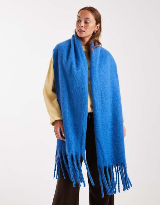 Glamorous blanket scarf in cobalt blue, 3 of 3