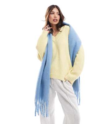 Glamorous blanket scarf in pale blue