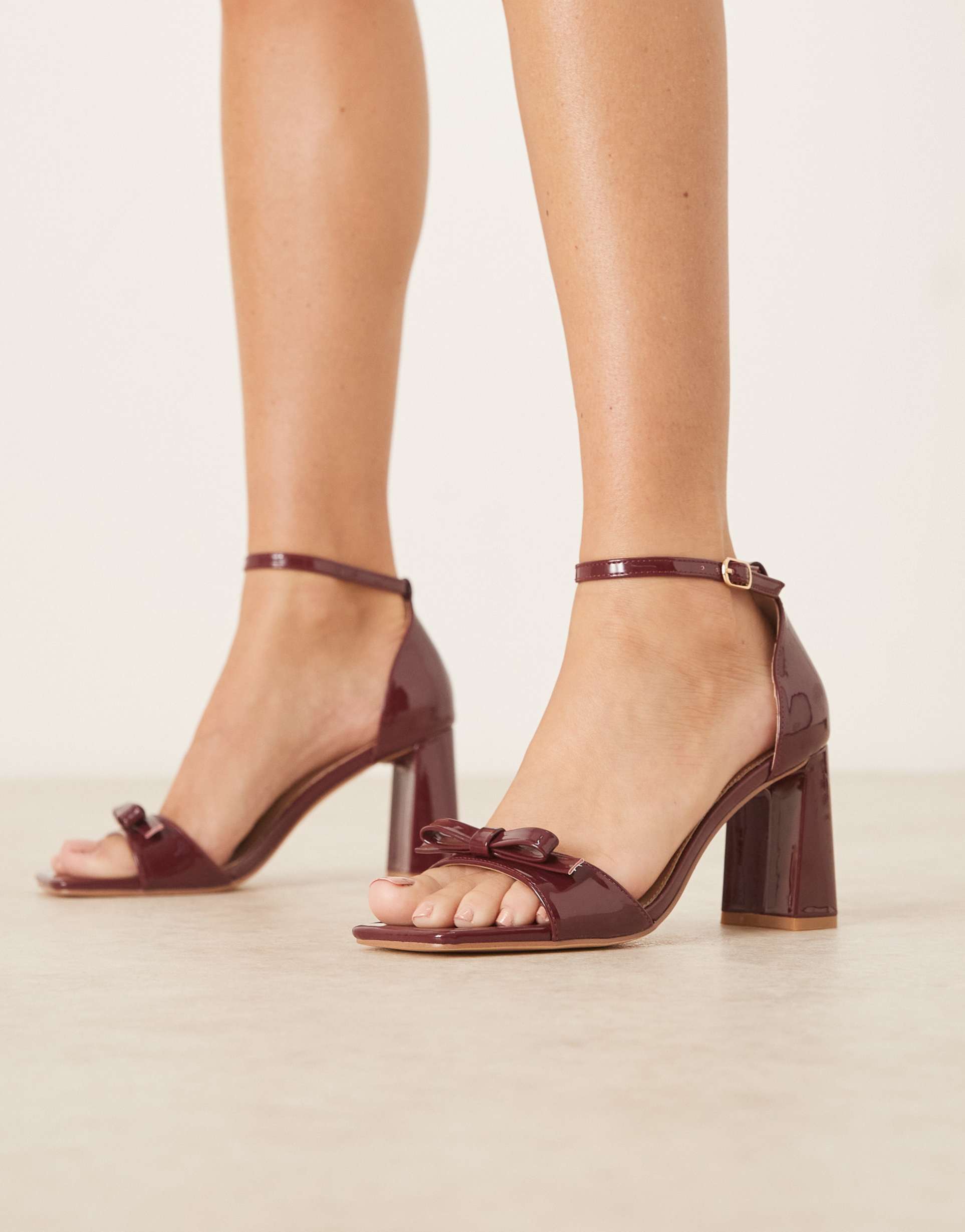 glamorous block heeled sandals with bow in burgundy