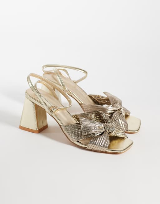 Glamorous block heeled sandals with bow in gold, 2 of 5