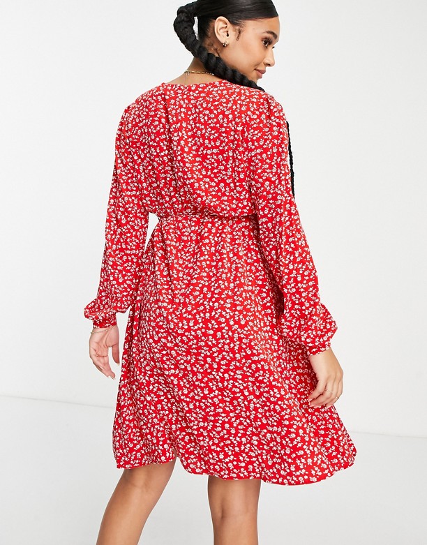  Kup Najnowsze Glamorous Bloom – Czerwona sukienka nad kolano w drobne kwiaty z wiązaniem w talii Czerwony w drobne kwiaty