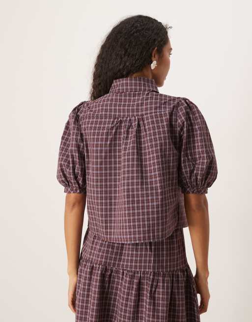 Glamorous – Bluse in Burgunderrot mit Raffung und Karomuster in Schwarz und Weiß, Kombiteil, 3 von 4
