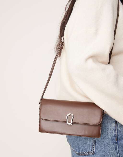 Glamorous - Borsa a tracolla minimal marrone con battente e dettagli argento