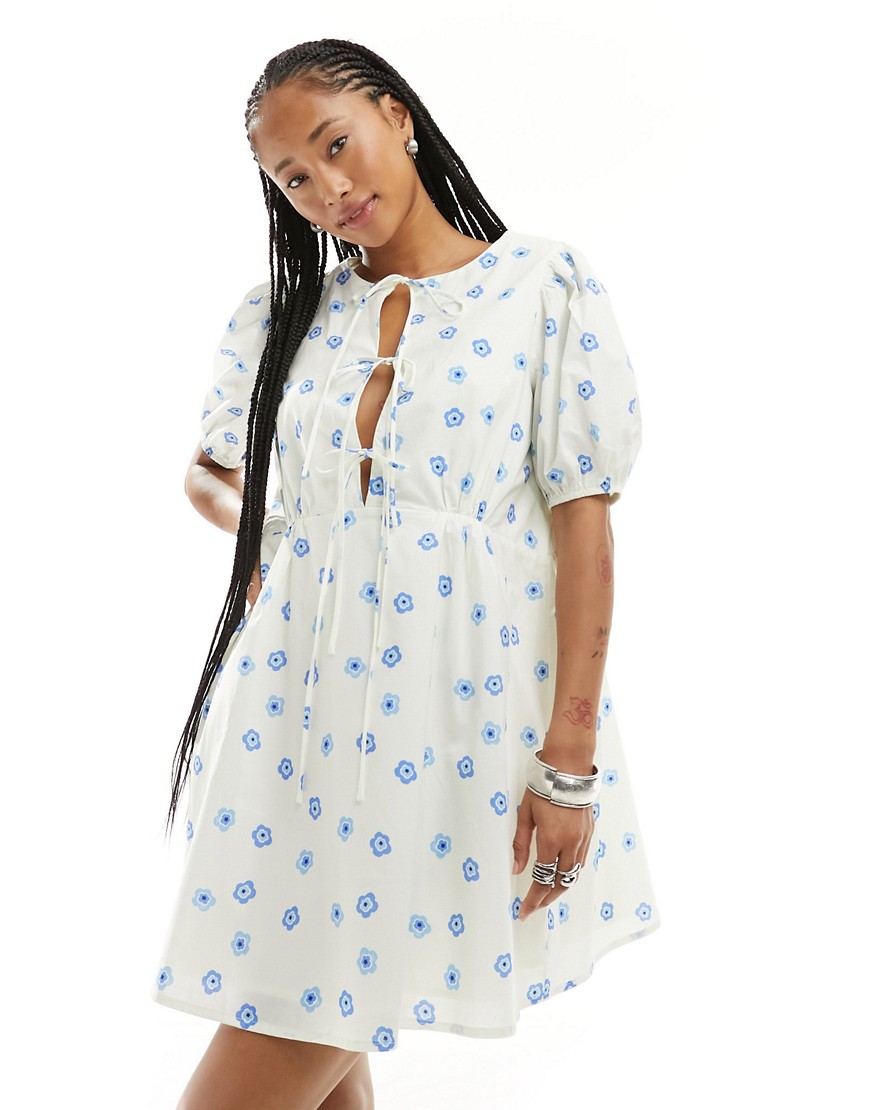 bow tie back mini smock dress in blue daisy floral-White