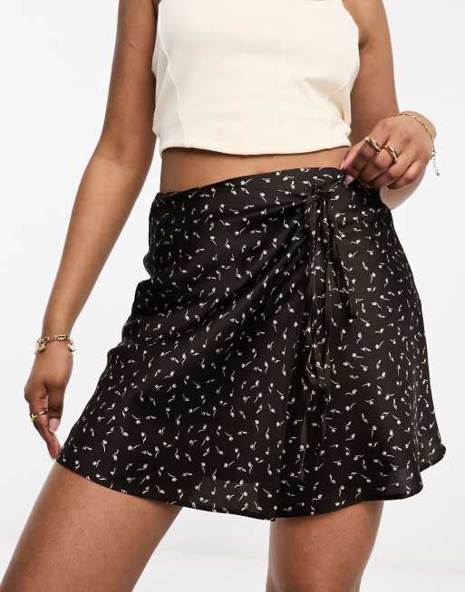 Glamorous – Brązowa kopertowa spódnica mini w różyczki