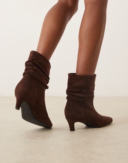 Glamorous – Bruna ankelboots med halvhöga taxklackar och rysch, 3 av 4