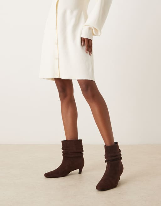 Glamorous – Bruna ankelboots med halvhöga taxklackar och rysch, 4 av 4
