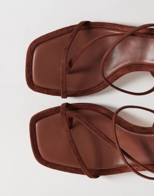 Glamorous – Bruna remsandaler i mockaimitation med klackar och bred passform, 2 av 4