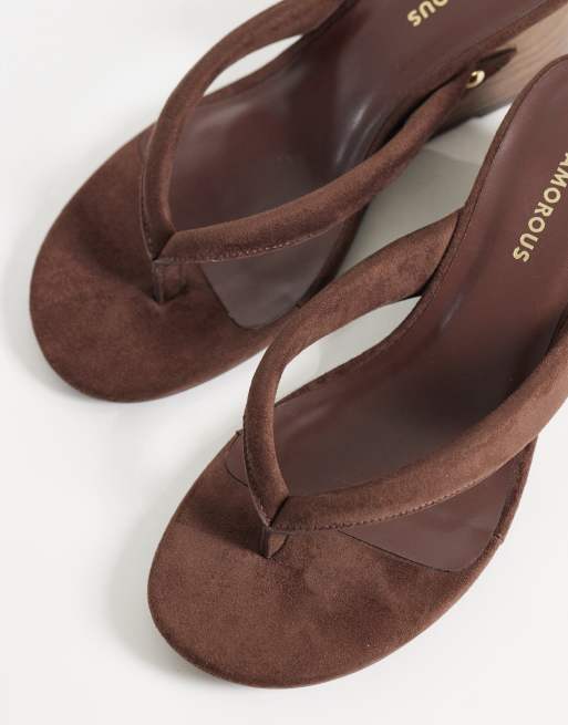 Glamorous - Brune sandaler i imiteret ruskind med kilehæl og tårem, 4 af 4