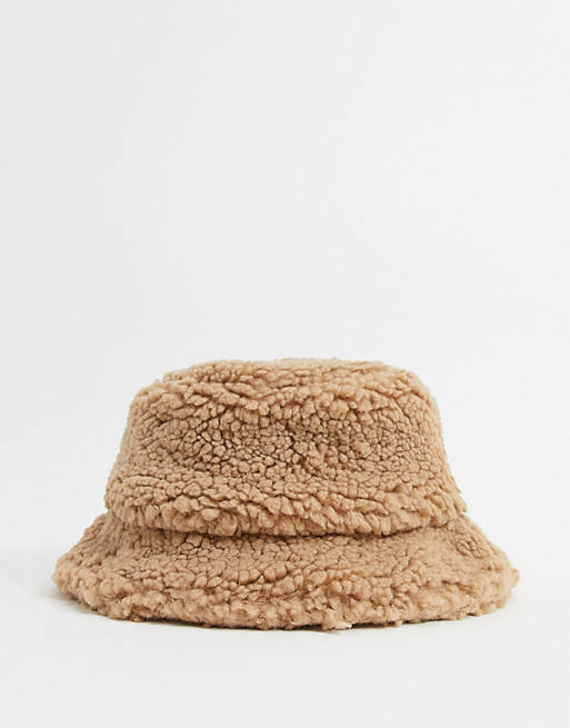 Glamorous bucket hat in camel teddy