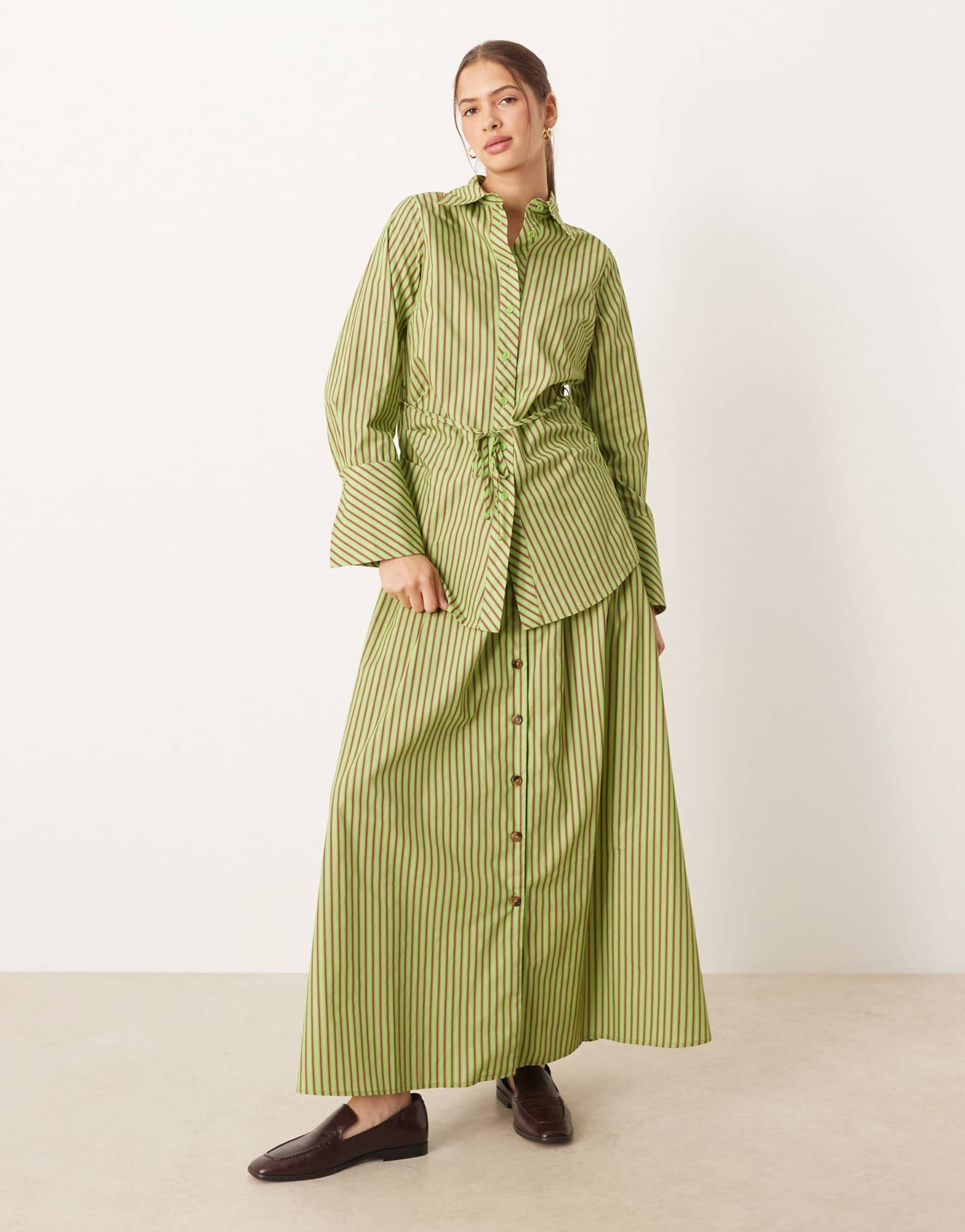 Гламурная макси-юбка из поплина на пуговицах в зелено-красную полоску