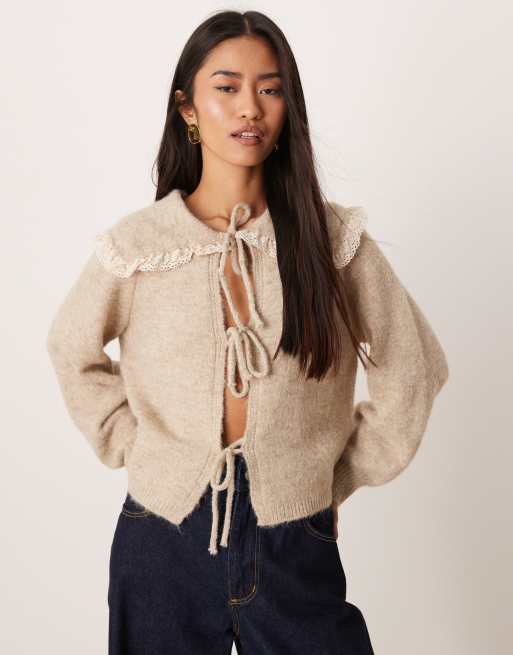 Glamorous - Cardigan color avena allacciato sul davanti con volant e colletto