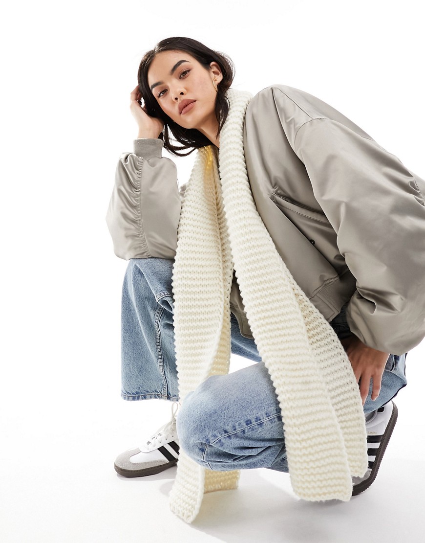 chunky knit scarf in off white