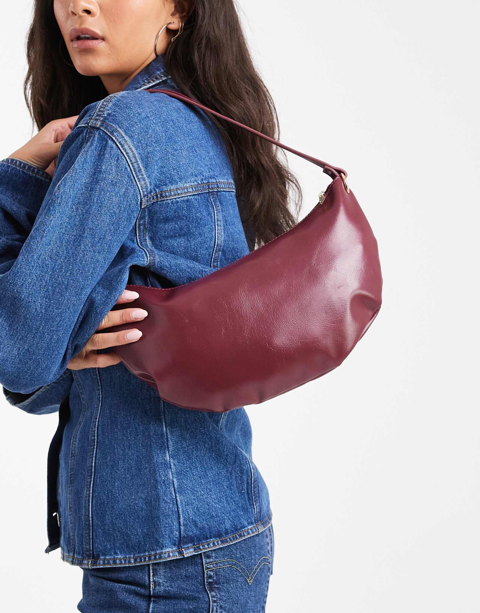 Гламурная сумка через плечо в виде полумесяца бордового цвета