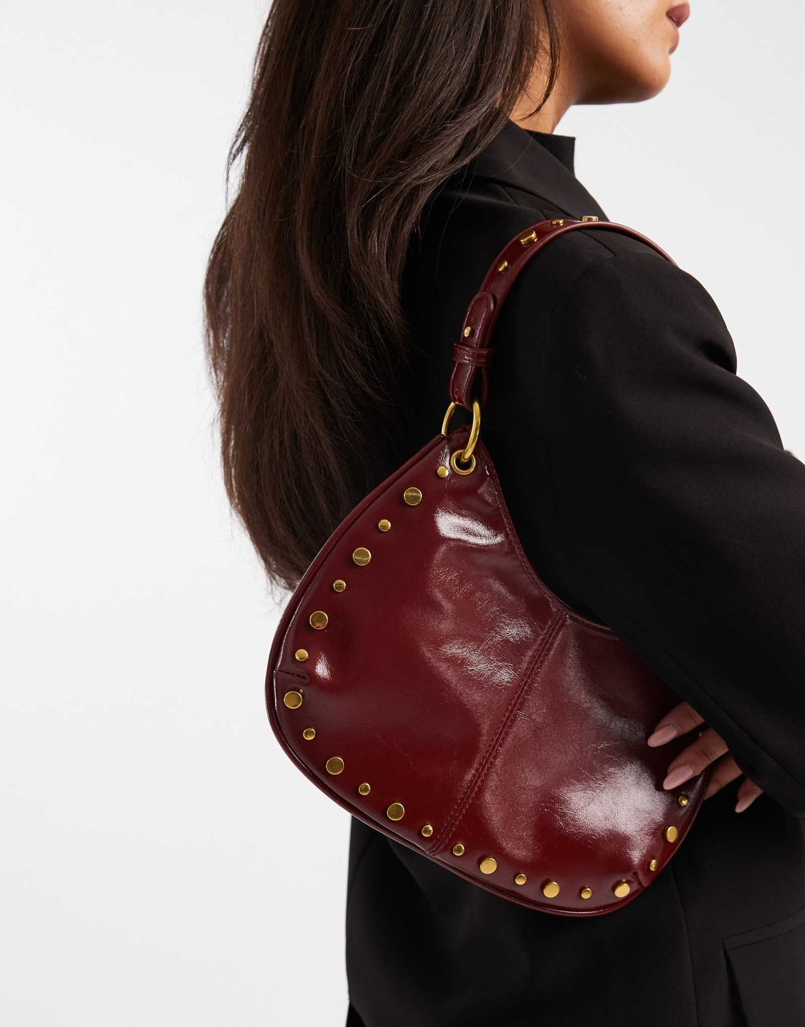 Гламурная сумка через плечо в виде полумесяца с заклепками бордового цвета 