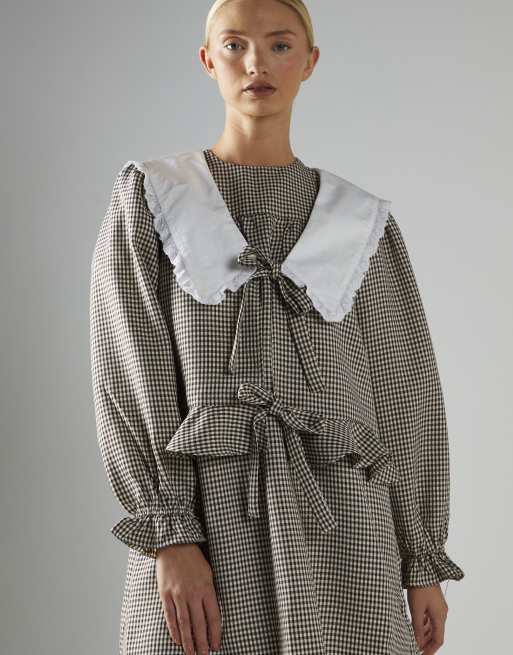 Glamorous Crop top with large ruffle collar in brown gingham white, 2 of 4