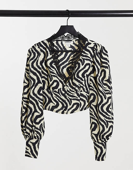 Glamorous - Cropped vintage-bluse med abstrakte striber og blondekrave