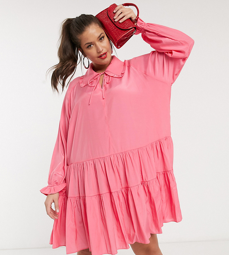 Glamorous - Curve - Aangerimpelde mini-jurk met ruche op de kraag en gelaagde rok-Roze