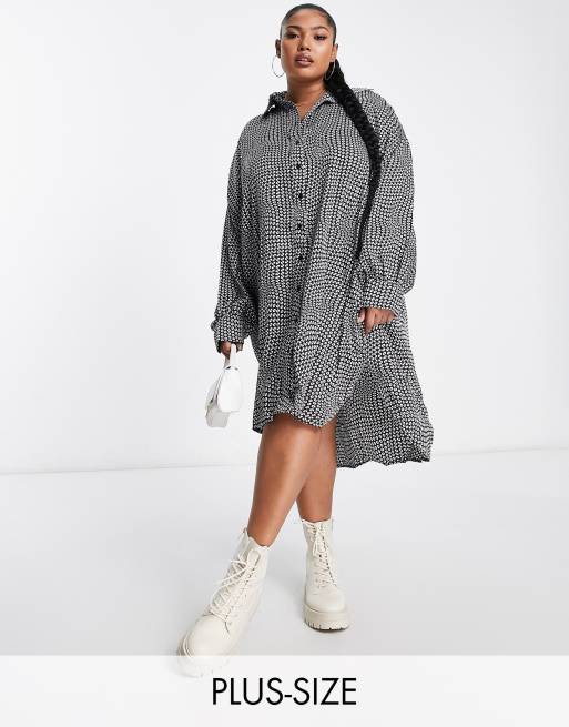 Glamorous Curve – Czarno-biała wzorzysta sukienka koszulowa oversize o luźnym kroju w monochromatyczny geometryczny wzór