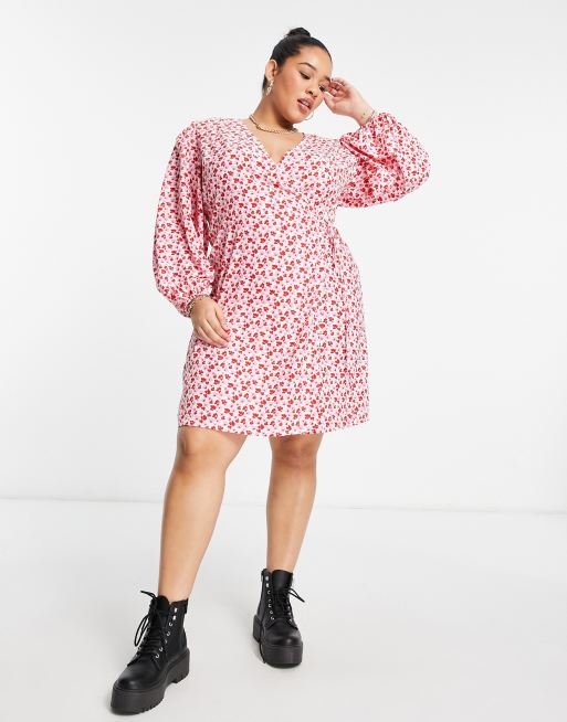 Glamorous Curve – Gewickeltes Mini-Freizeitkleid mit rosa Blümchenmuster