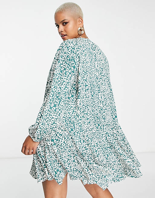Glamorous Curve - Lagdelt smock-kjole med bindebånd i halsen i blågrønt leopardprint |