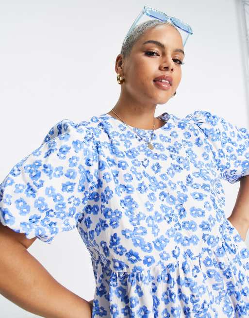 Glamorous Curve - Lagdelt smock-midikjole med blåt blomstermønster, 3 af 4