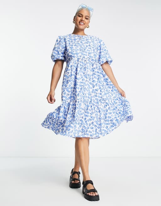 Glamorous Curve - Lagdelt smock-midikjole med blåt blomstermønster, 4 af 4