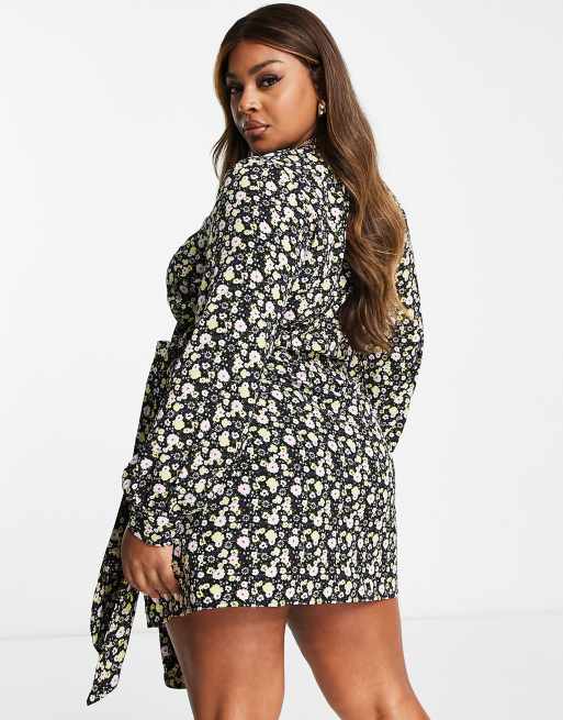Glamorous Curve - Langærmet slå-om-kjole med bindebånd i taljen og farverigt, småblomstret print, 2 af 4