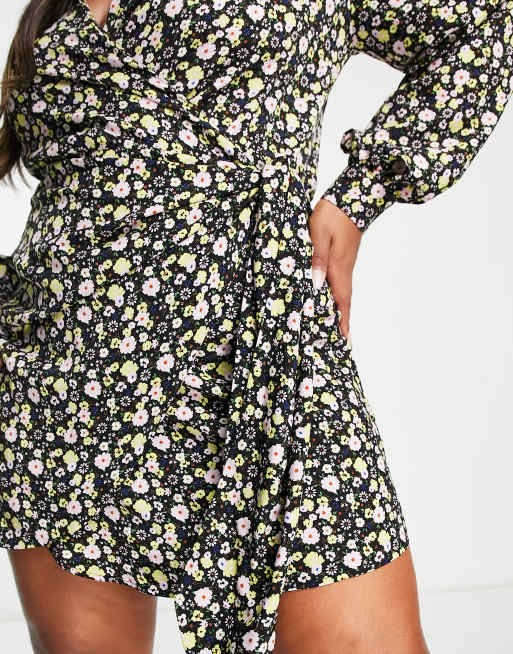 Glamorous Curve - Langærmet slå-om-kjole med bindebånd i taljen og farverigt, småblomstret print, 3 af 4