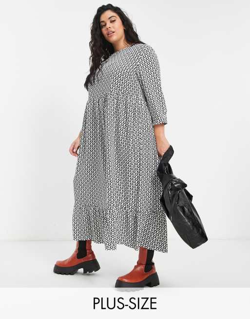Glamorous Curve – Luźna sukienka midaxi z plisowanym dołem i wzorem w stokrotki