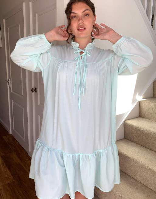 Glamorous Curve - Mini-smockkjole i satin med bindebånd i halsen, 4 af 4