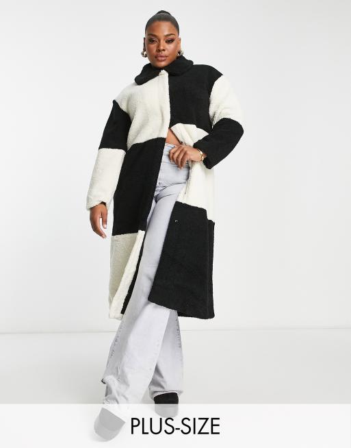 Glamorous Curve - Monokrom midi-frakke med patchwork-design i imiteret lammeskind