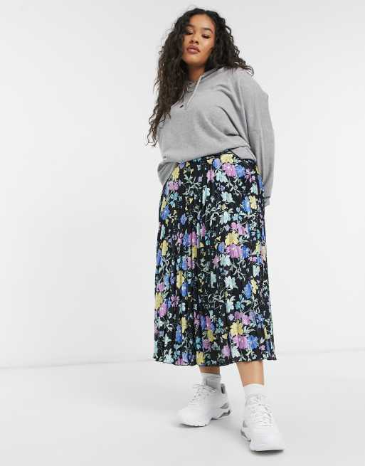 Pleated midi outlet skirt in winter