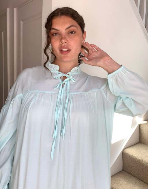 Glamorous Curve - Robe babydoll courte en satin nouée à l'encolure, 3 de 4